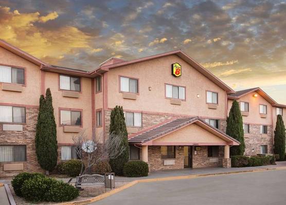 Super 8 by Wyndham Kingman 1