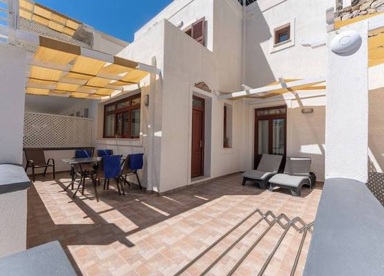 Birds Villa Apartments with Heated Pool - Including Car and Breakfast 1