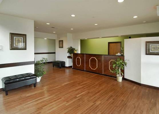 Super 8 by Wyndham Bowling Green North 1
