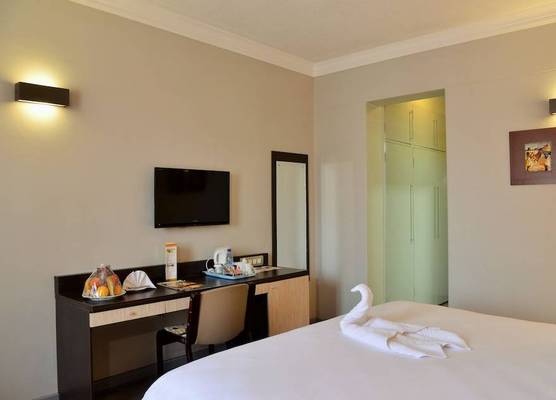 Cresta Oasis Hotel 1