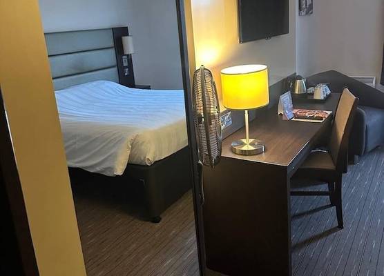 Premier Roomz Two Mills 1