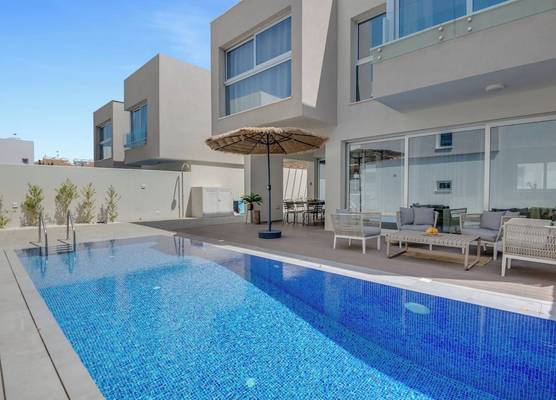 Sanders Mythical Blue - Bright 4 bdr Villa With Pool 1