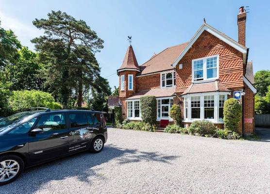 The Lawn Guest House Gatwick 1
