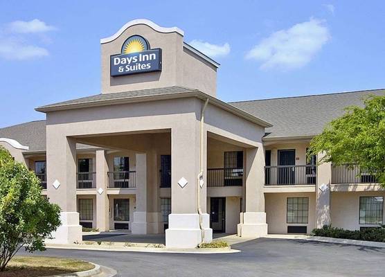 Days Inn & Suites by Wyndham Fort Valley 1
