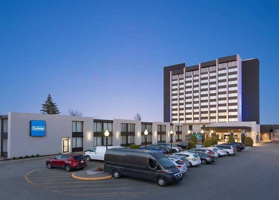 Travelodge by Wyndham Quebec City Hotel & Convention Centre 1