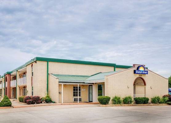 Days Inn by Wyndham Monett 1