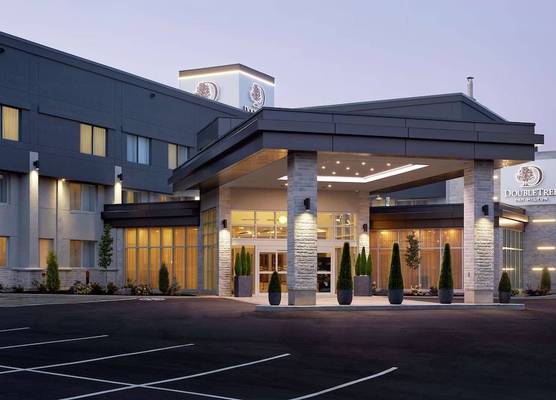 Doubletree By Hilton Montreal Airport 1