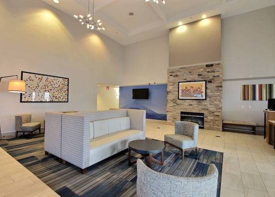 Holiday Inn Express & Suites MILWAUKEE AIRPORT by IHG 1