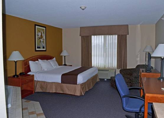 Paola Inn and Suites 1
