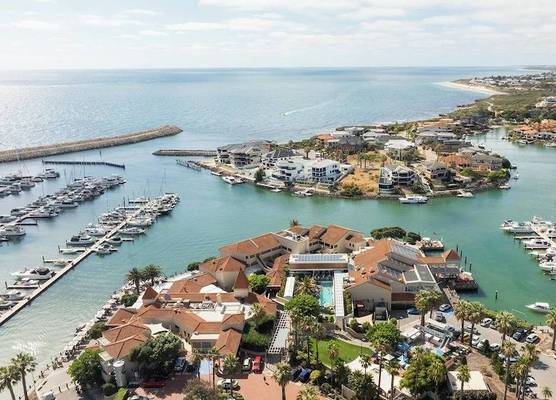 The Marina Hotel - Mindarie 1