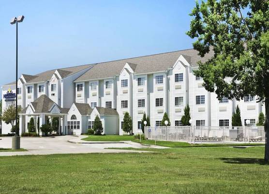 Microtel Inn & Suites by Wyndham Baton Rouge 1