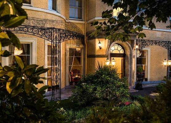Cork's Vienna Woods Hotel & Villas 1