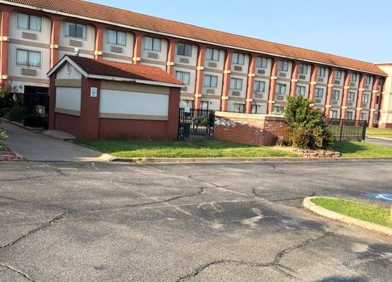 Broadway INN & SUITES OKC 1