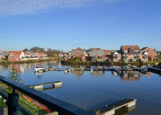 Waterside Townhouse With Balcony And Marina View 1