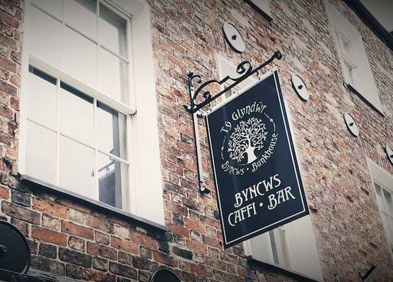 Ty Glyndwr Bunkhouse, Bar and cafe 1