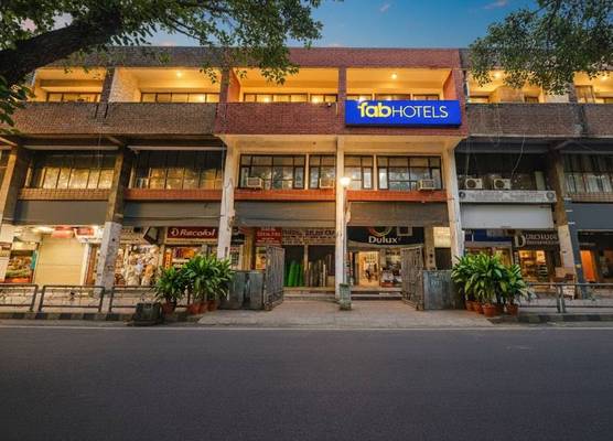 Fabhotel Royal Inn 1