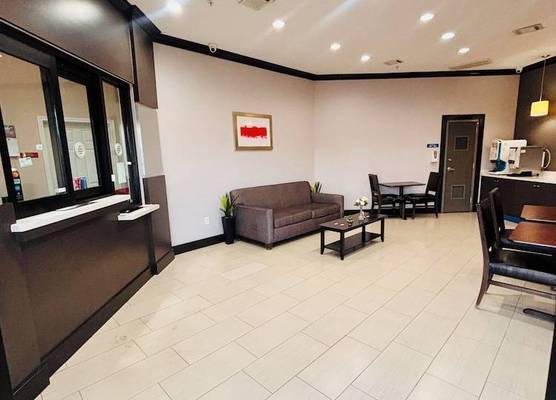 Humble Inn & Suites 1