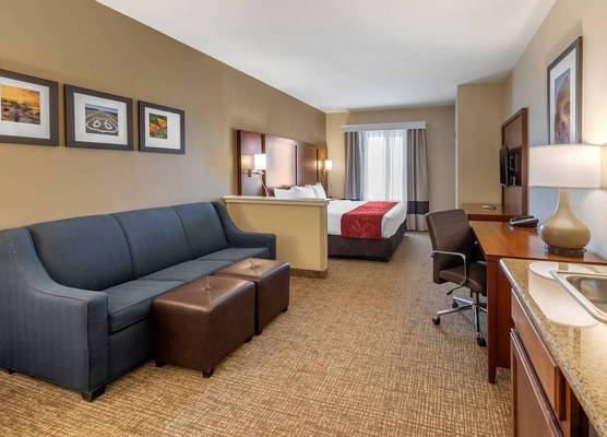 Comfort Suites Barstow near I-15 1