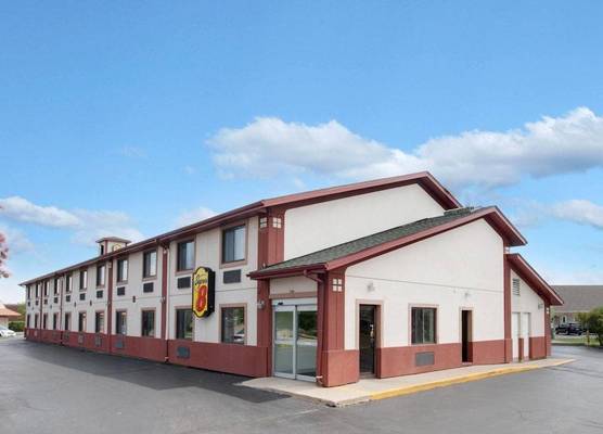 Super 8 by Wyndham Crystal Lake 1