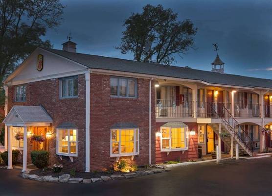 Super 8 by Wyndham Sturbridge 1