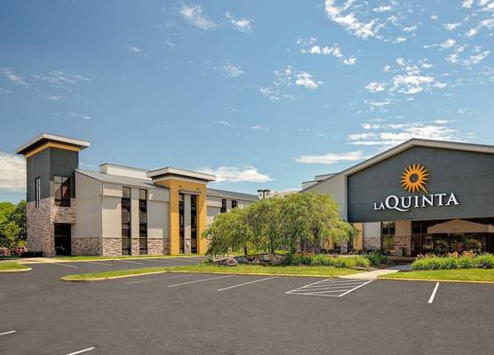 La Quinta Inn & Suites by Wyndham Detroit Metro Airport 1