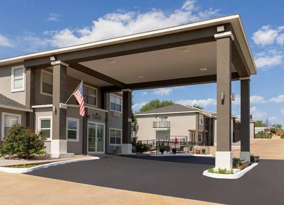 Days Inn by Wyndham Suites Fredericksburg 1