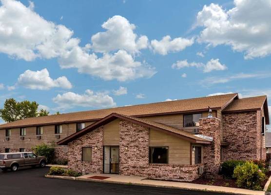 Super 8 by Wyndham Hartford WI 1