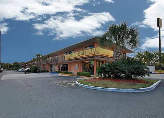 Super 6 Inn & Suites 1