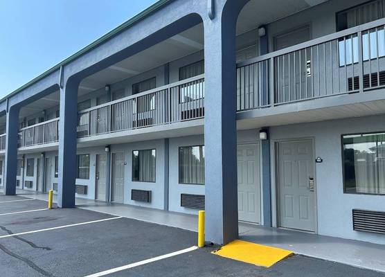 Days Inn by Wyndham Byron 1