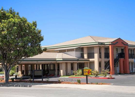 Super 8 by Wyndham Salinas 1