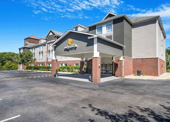 La Quinta Inn & Suites by Wyndham Stonington-Mystic Area 1
