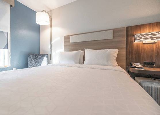 Holiday Inn Express & Suites SAINT ROBERT - LEONARD WOOD by IHG 1