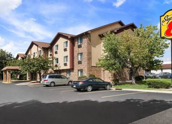 Super 8 by Wyndham East Peoria 1