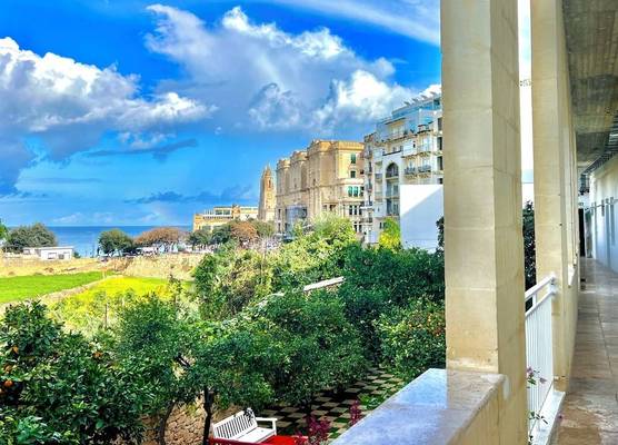 Follow the Sun Boutique Hostel - Pool, Breakfast & Sea Views 1