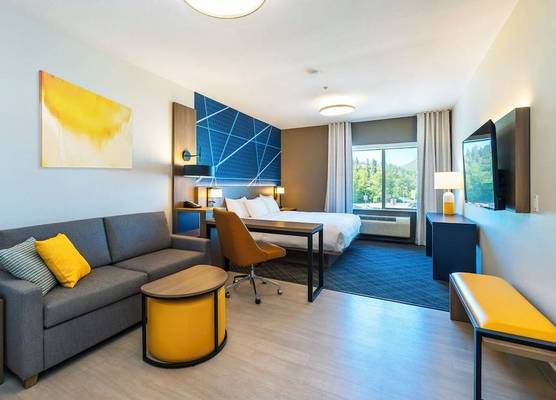 Comfort Suites Kelowna 1