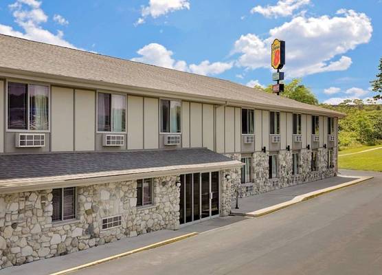 Super 8 by Wyndham Sturgeon Bay 1