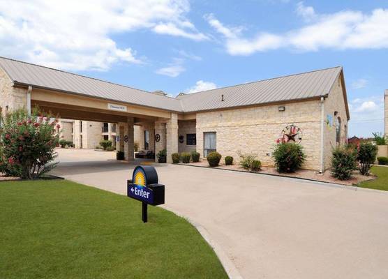 Days Inn & Suites by Wyndham Llano 1