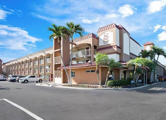 Red Roof Inn PLUS+ & Suites Naples Downtown-5th Ave S 1