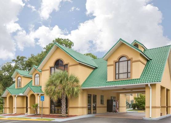 Howard Johnson by Wyndham Dothan 1