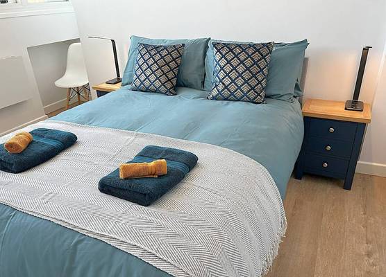 City Centre - Sleeps 4 & Free Parking 1