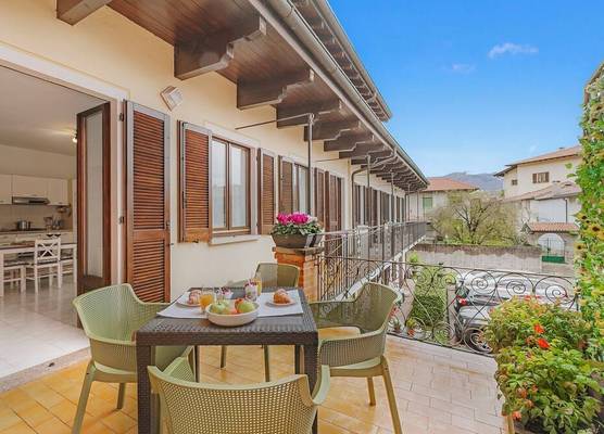 Petalo Bianco: 100m from Lake, Parking and Balcony - Happy Rentals 1