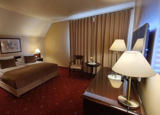 GARDEN Club - Hotel & Restaurant - FREE Outdoor Pool & Parking 1