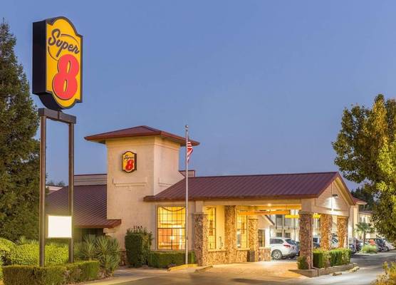 Super 8 by Wyndham Corning 1