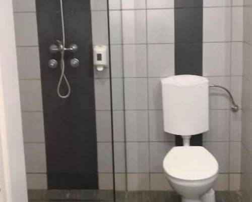 FREE PARKING, FREE BREAKFAST, only 15 minutes to City Center 1