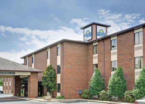 Days Inn & Suites by Wyndham Hickory 1