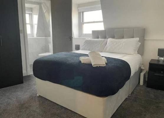 The Royal Crest Hotel & Bar by OYO 1