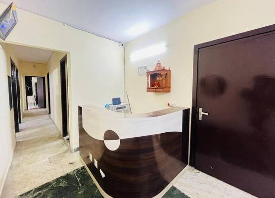 Roomshala Hotel Crown 1