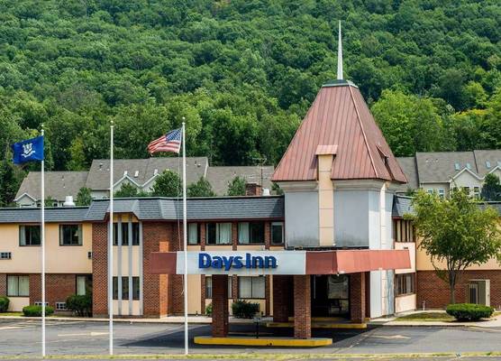 Days Inn by Wyndham Berlin Meriden 1