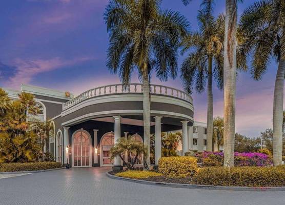 La Quinta by Wyndham Naples Downtown 1