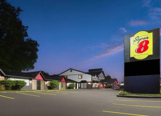 Super 8 by Wyndham Gananoque - Country Squire Resort 1